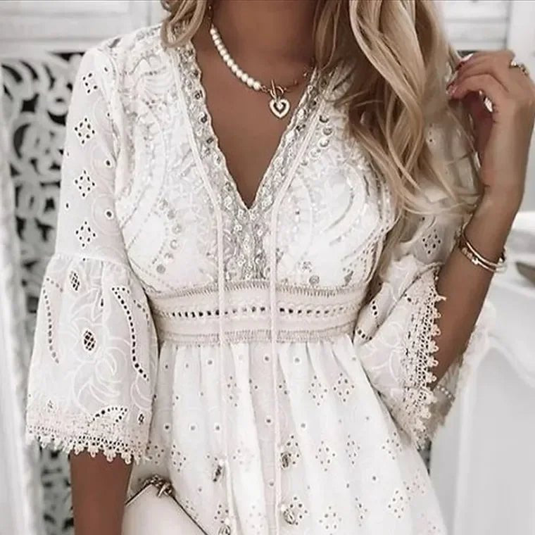 Grace | Kvinders Plus Size V-hals Mini Kjole med Blonder og Klokkeærmer