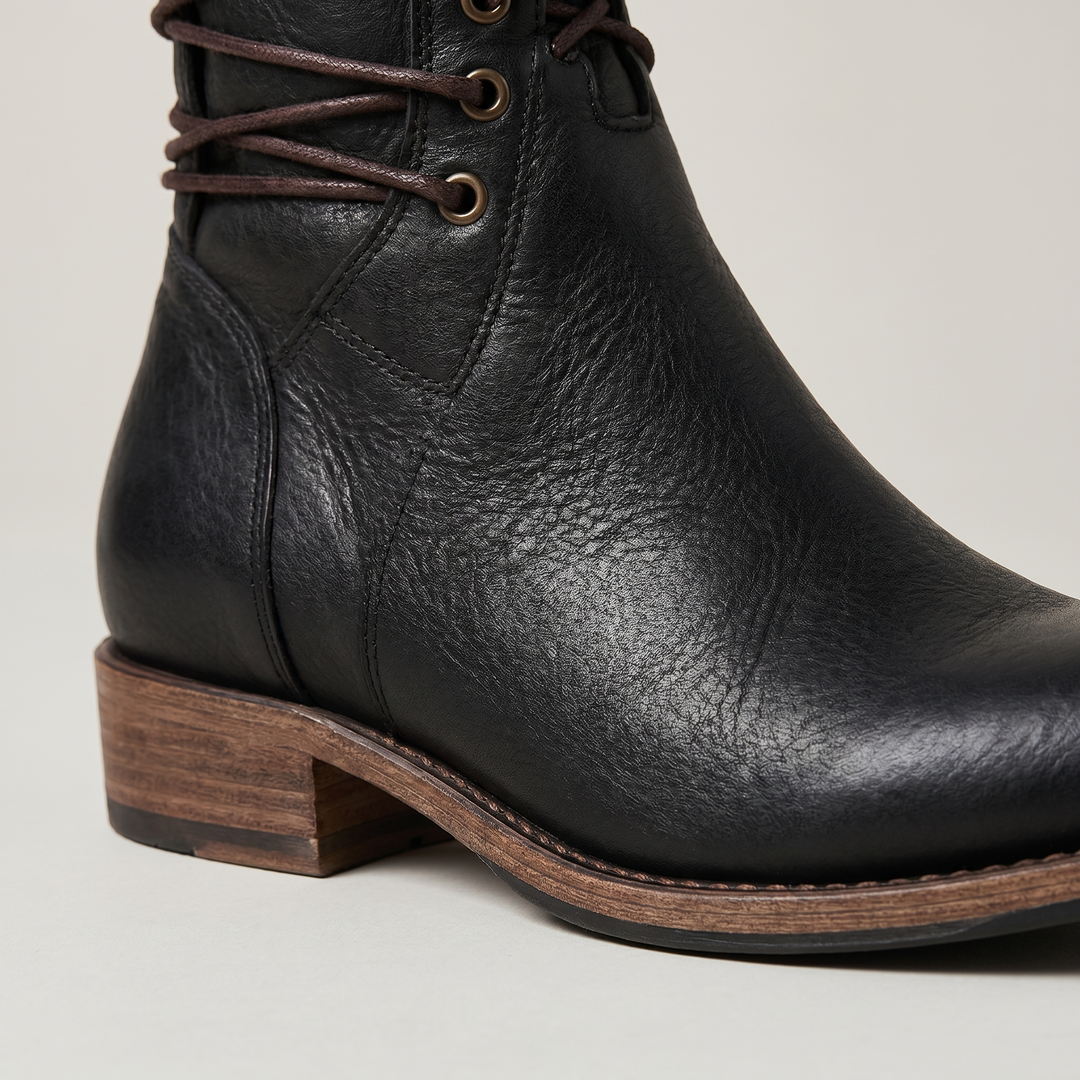 Botas de mujer con cordones, hasta media pantorrilla y con tachuelas
