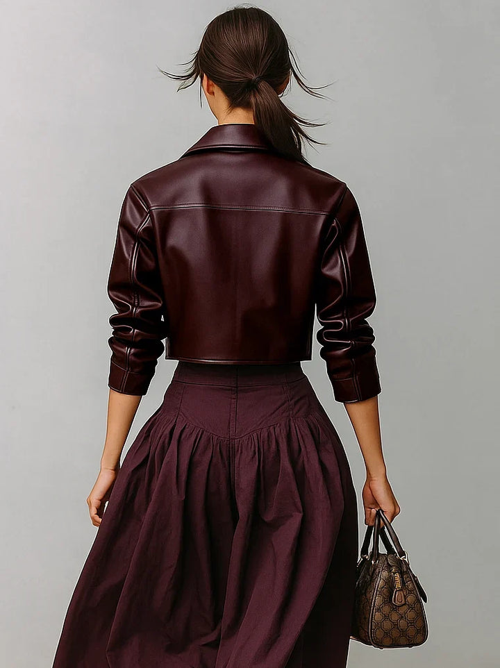 Kurze Damen-Lederjacke mit langen Ärmeln und Knopfleiste vorne