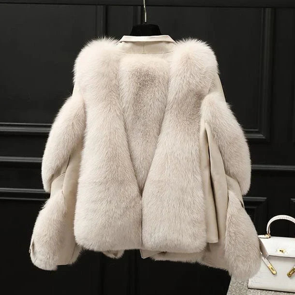 Veste femme oversize en cuir avec col en fourrure et fermeture zippée sur le devant