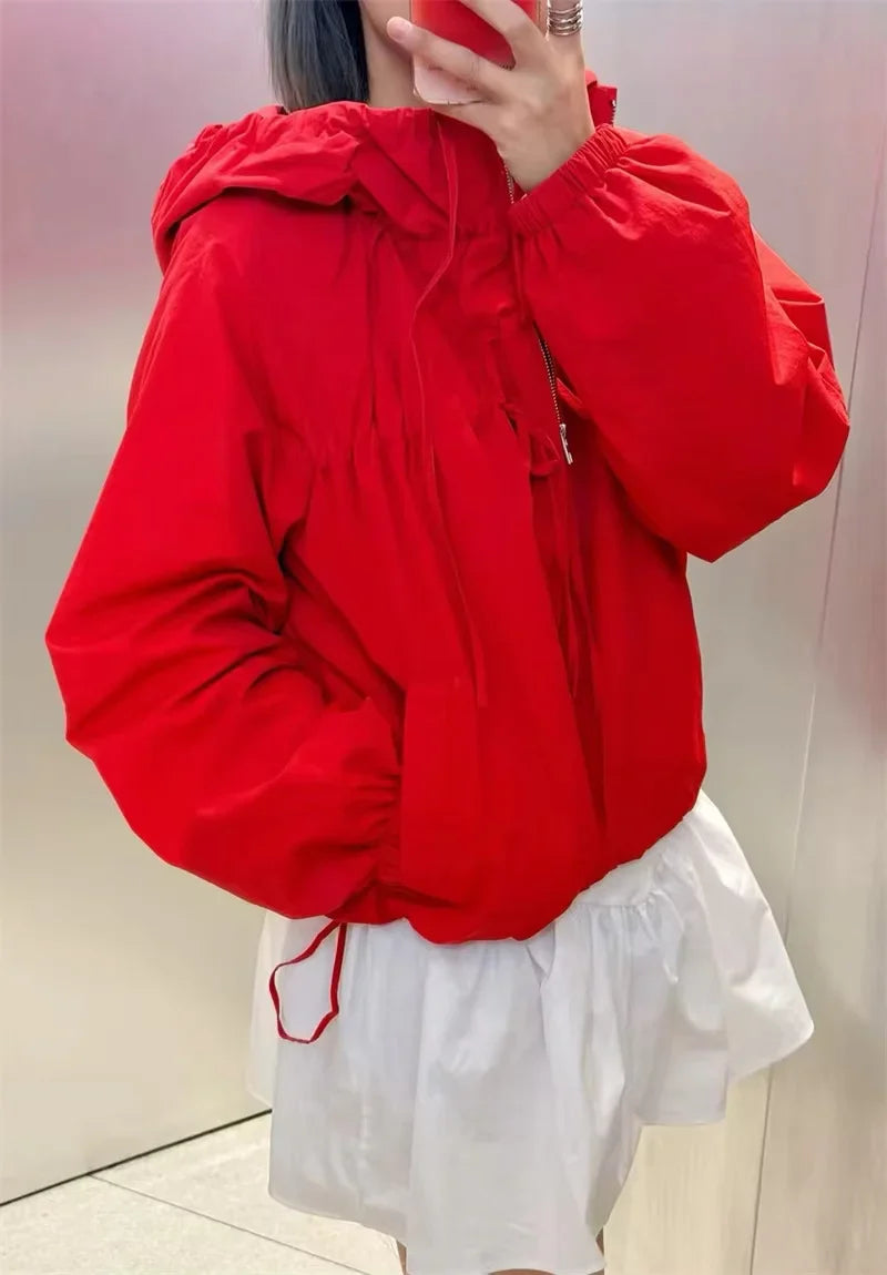 Chaqueta cortavientos con capucha y bajo fruncido para mujer