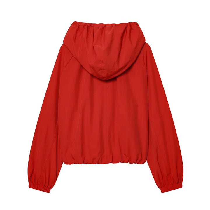Chaqueta cortavientos con capucha y bajo fruncido para mujer