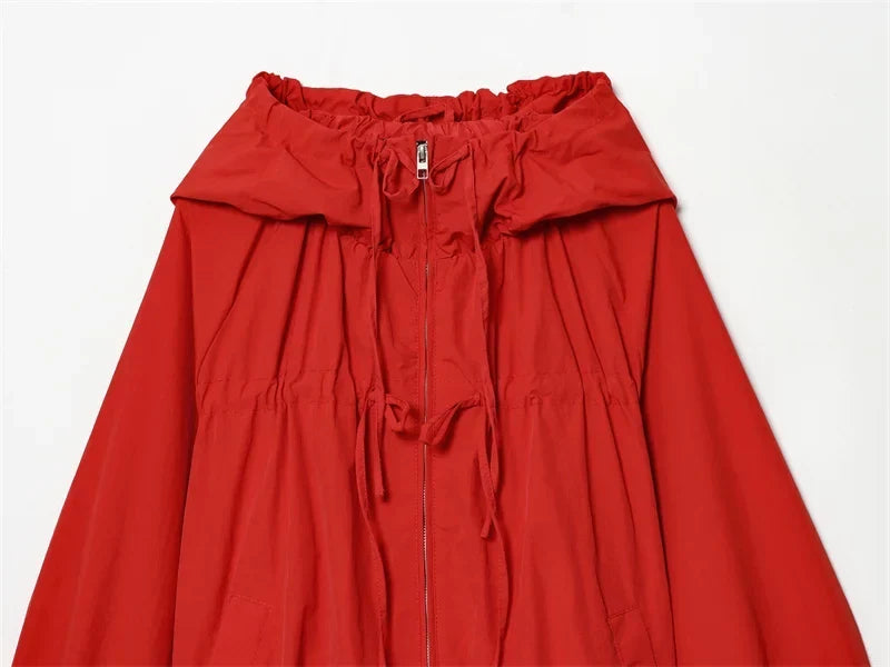 Chaqueta cortavientos con capucha y bajo fruncido para mujer