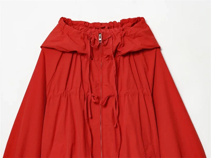 Chaqueta cortavientos con capucha y bajo fruncido para mujer