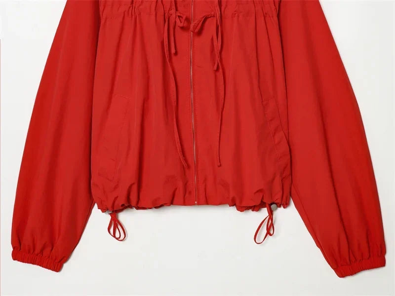 Chaqueta cortavientos con capucha y bajo fruncido para mujer