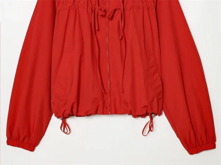 Chaqueta cortavientos con capucha y bajo fruncido para mujer