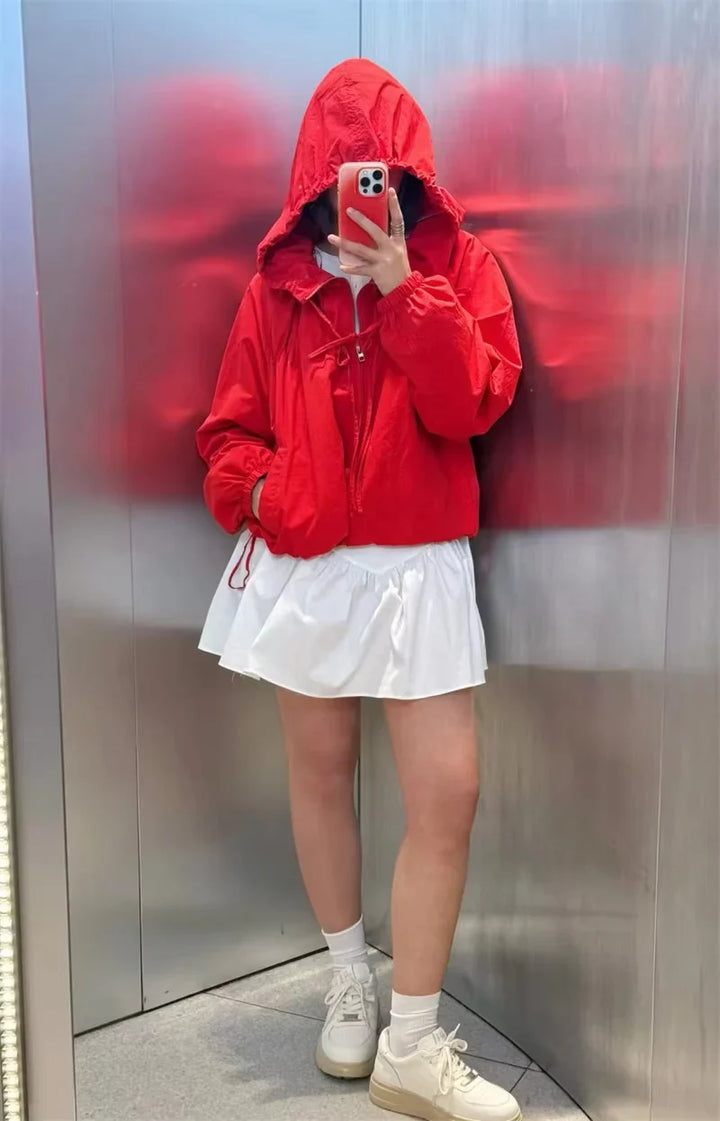 Chaqueta cortavientos con capucha y bajo fruncido para mujer