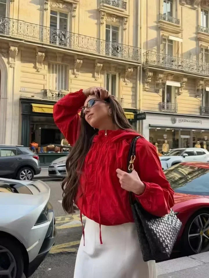 Chaqueta cortavientos con capucha y bajo fruncido para mujer