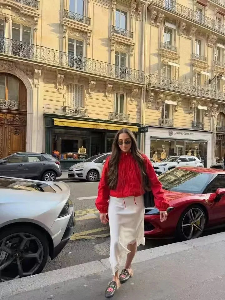 Chaqueta cortavientos con capucha y bajo fruncido para mujer