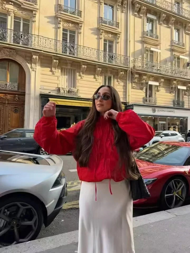Chaqueta cortavientos con capucha y bajo fruncido para mujer