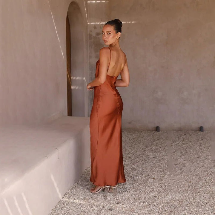 Grace | Kvinders rygfri satin maxi-kjole med høj slids design