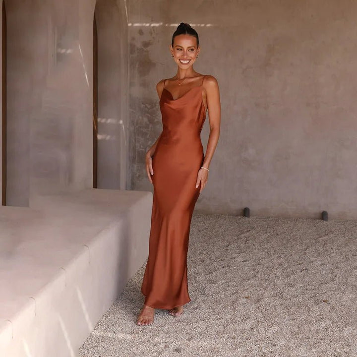 Grace | Kvinders rygfri satin maxi-kjole med høj slids design