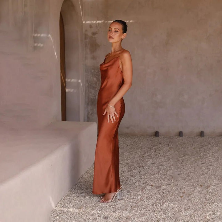 Grace | Kvinders rygfri satin maxi-kjole med høj slids design