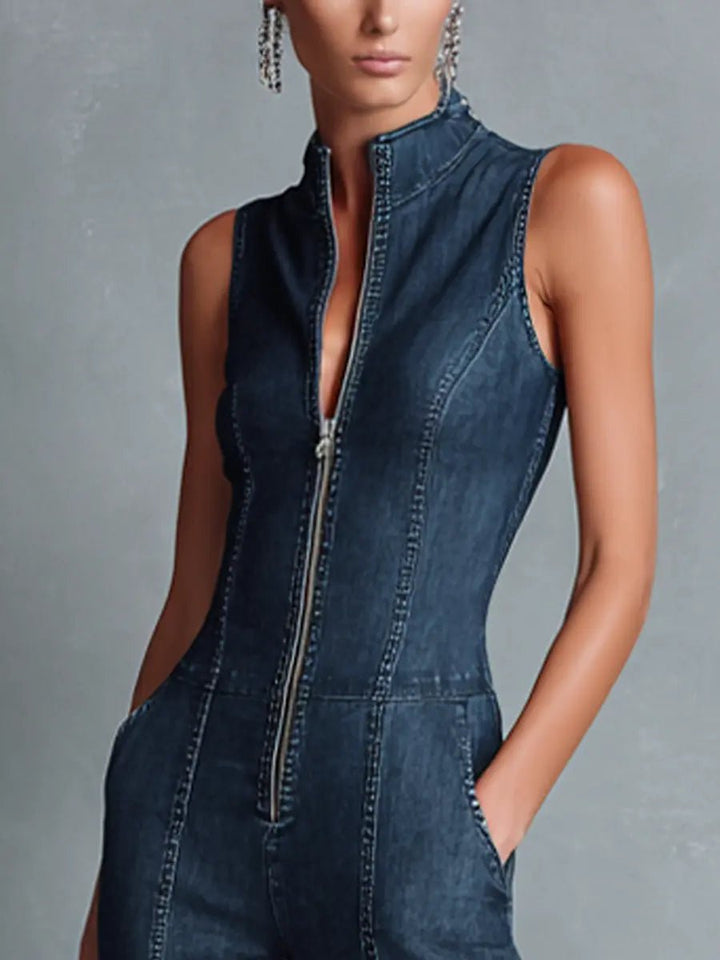Sophie | Damers stretchiga denim-jumpsuit med hög krage och utsvängda ben