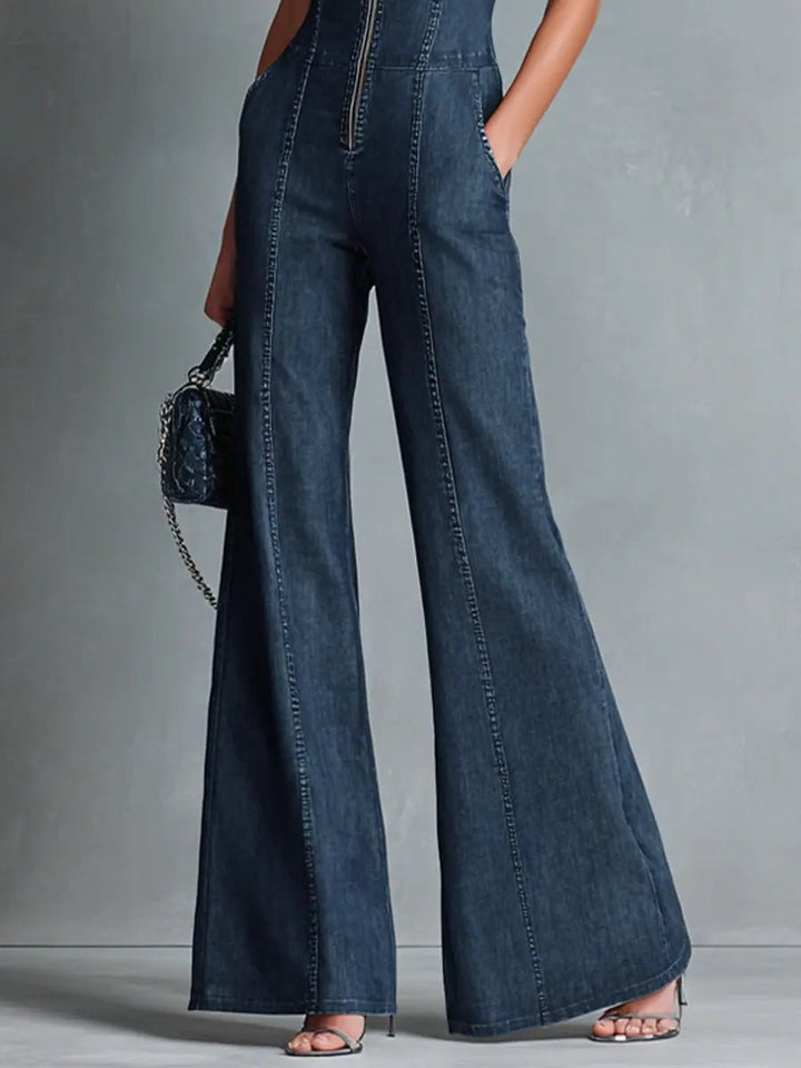 Sophie | Damers stretchiga denim-jumpsuit med hög krage och utsvängda ben